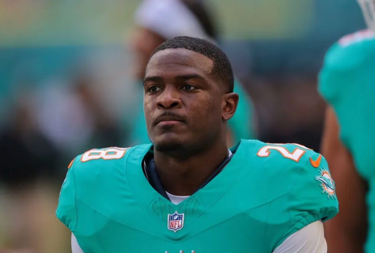 Dec 28, 2025; Miami Gardens, Florida, USA; Miami Dolphins running back De'Von Achane (28) warms up before a game against the Tampa Bay Buccaneers at Hard Rock Stadium. Mandatory Credit: Sam Navarro-Imagn Images